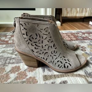 NWOB Sofft Maeris Suede Laser Cut Open Toe Booties Size 8.5  Original Price